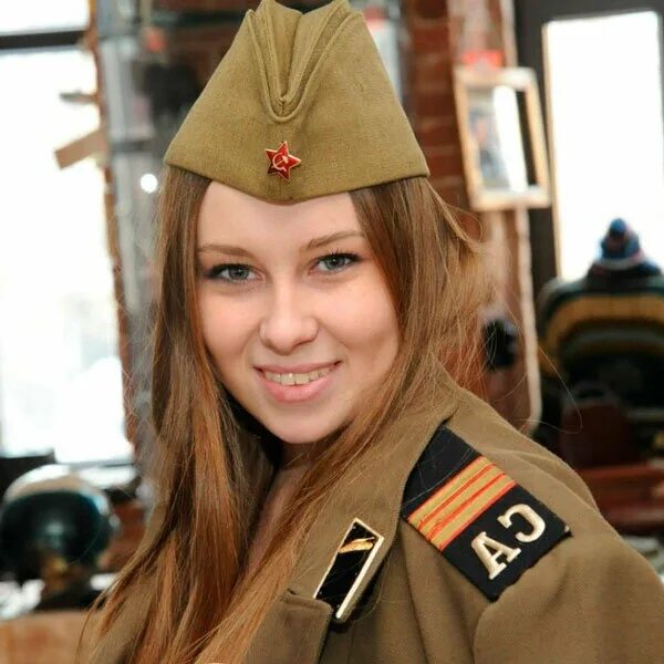 девушки в форме красной армии. демотиваторы про девушек и армию. девушки в пилотках военных. российская военная форма для женщин. красивые пилотки.