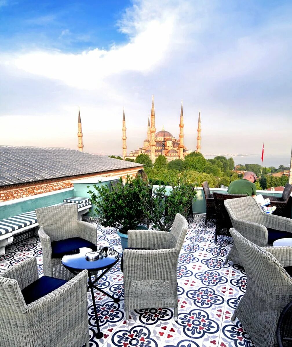 Террасы стамбула. Ресторан Hagia Sophia Terrace Стамбул. Терраса Rooftop Стамбул. Стамбул ресторан на крыше. Чайки в Стамбуле на крыше ресторан.