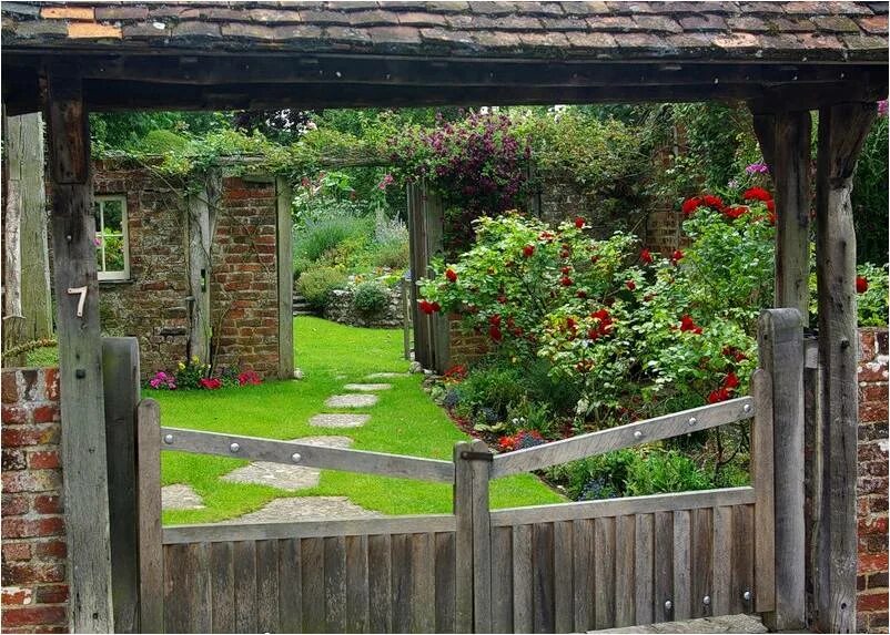 Деревенский сад. Зеленая изгородь Сельская Англия. Двор в деревенском стиле. Сад в деревенском стиле.