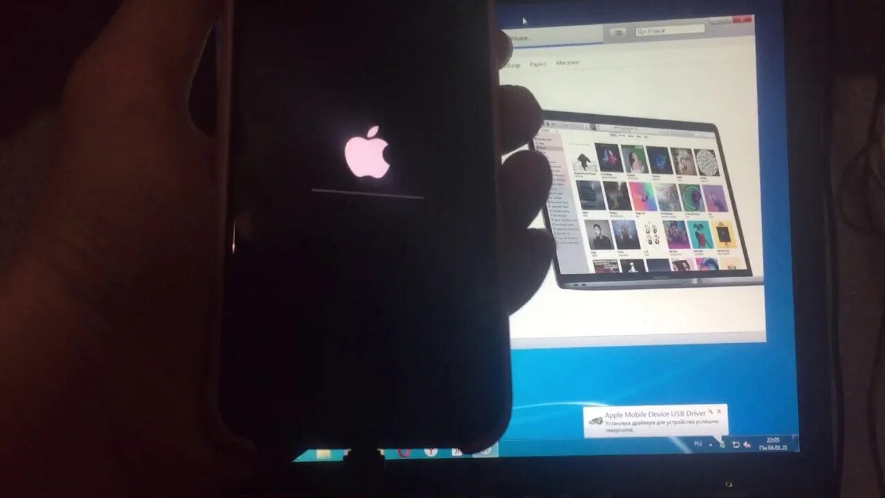 Айфоне горит экран делать. Iphone завис на выключении. Iphone 11 загорается яблоко и выключается. Айфон завис на яблоке. Айфон завис на загрузке.