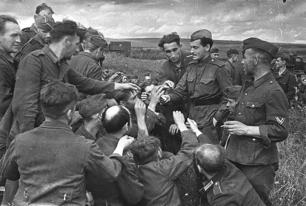 Пленные второй мировой войны 1941-1945. Немецкие солдаты в 1943 Курск. Помощь военнопленным