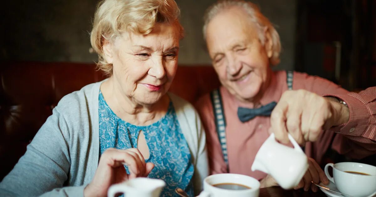 Разговор старой. Пожилая пара в кафе. Бабушка пьет чай. Бабушка и дедушка пьют чай. Пожилые пьют чай.