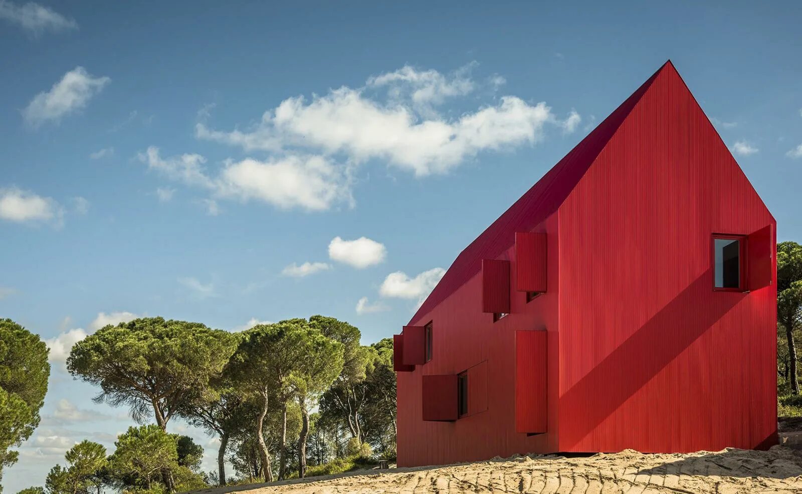 Красный дом искусств в Португалии. Дом в Португалии. Красный дом. Яркие домики.