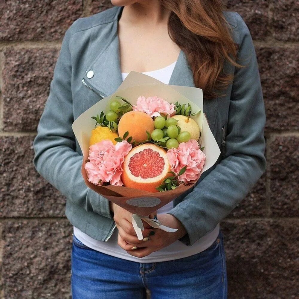 Съедобный букет для девочки. Сладкий букет для девочки. Букет из фруктов. Чупа чупс букет и конфеты. Необычные букеты для женщин.