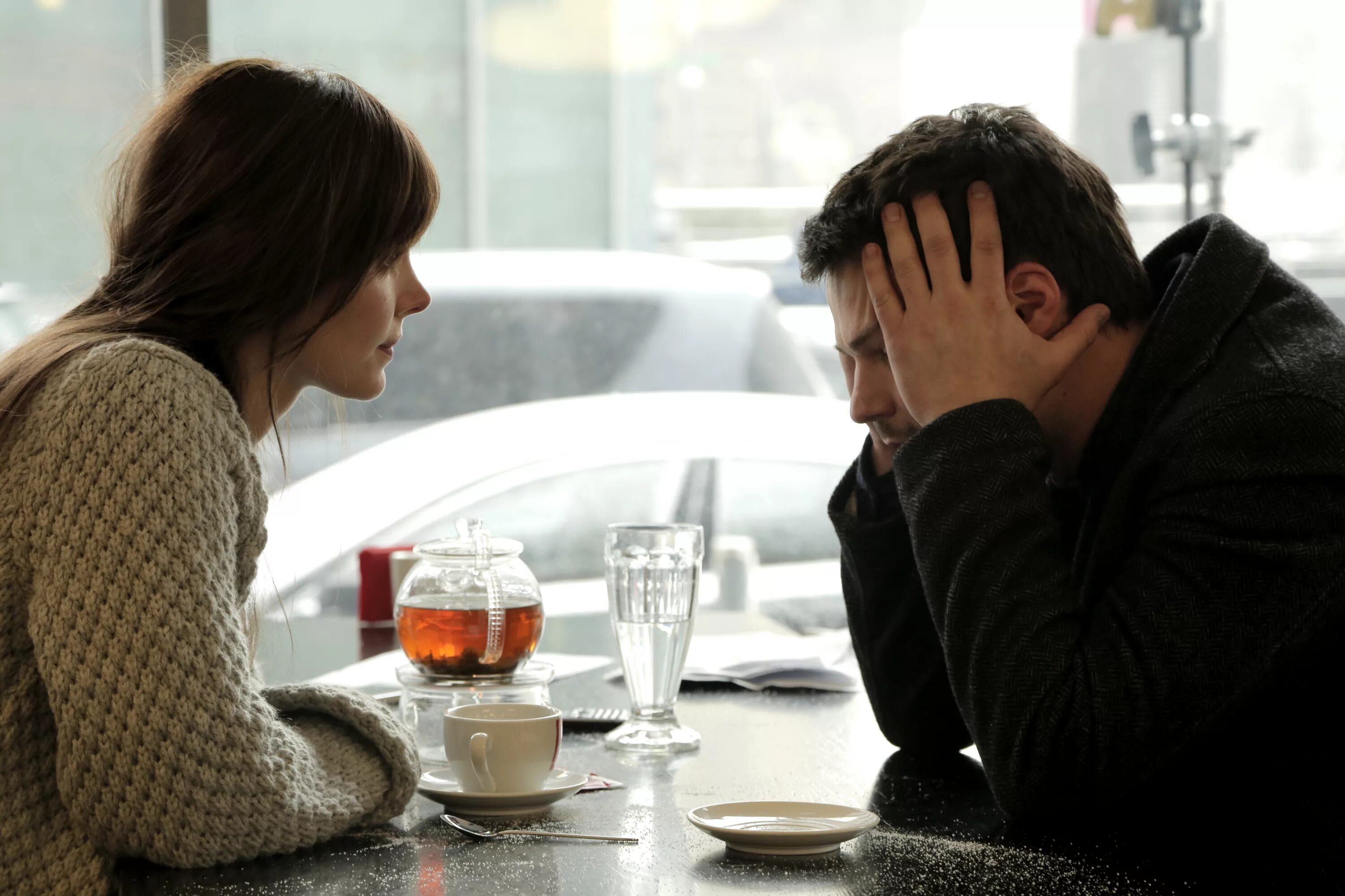 две женщины средних лет. разговор 2 домов. разговор 2 домов. грустная пара в ресторане. беседа с психологом.