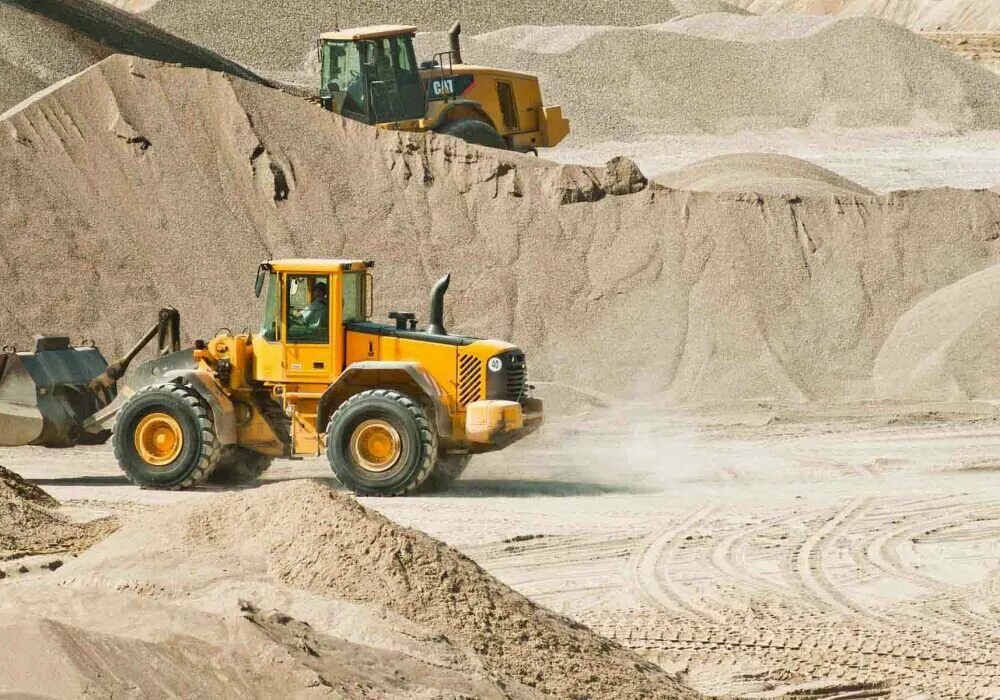 карьерами нерудных материалов. гравийный карьер. карьерный бульдозер. карьер щебень. тонары поставка нерудных материалов.