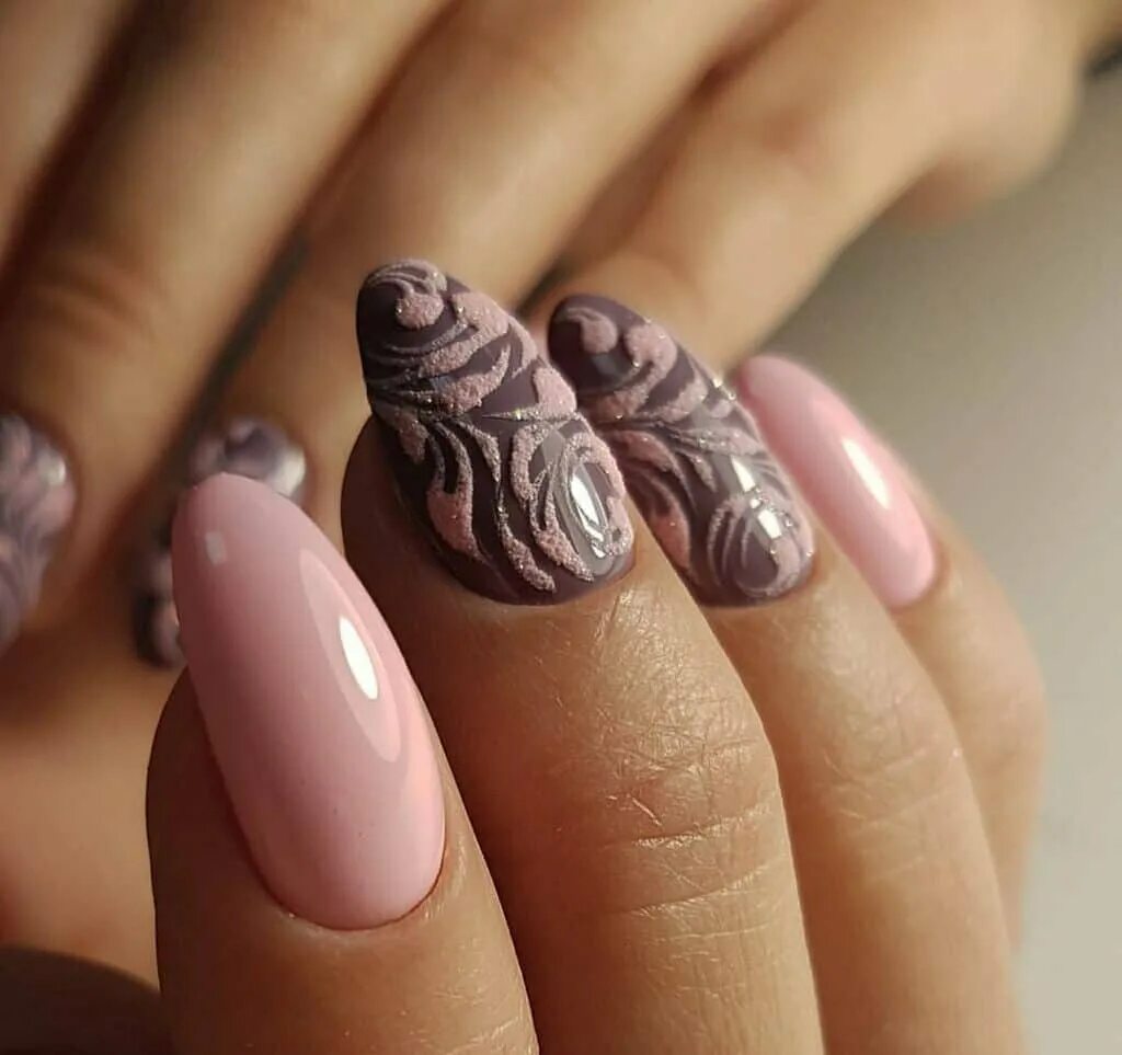 Вензеля фото. Объемные ногти. Маникюр коричневый с розовым. Маникюр в коричневых тонах. Объемный дизайн ногтей.