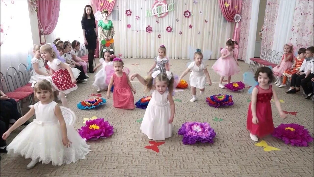 Танец с цветами средняя группа. Танец с цветами в детском саду на 8 марта. Танец цветов в детском саду младшая группа. Танец девочек на 8 марта. Танец с цветами в детском саду на 8.