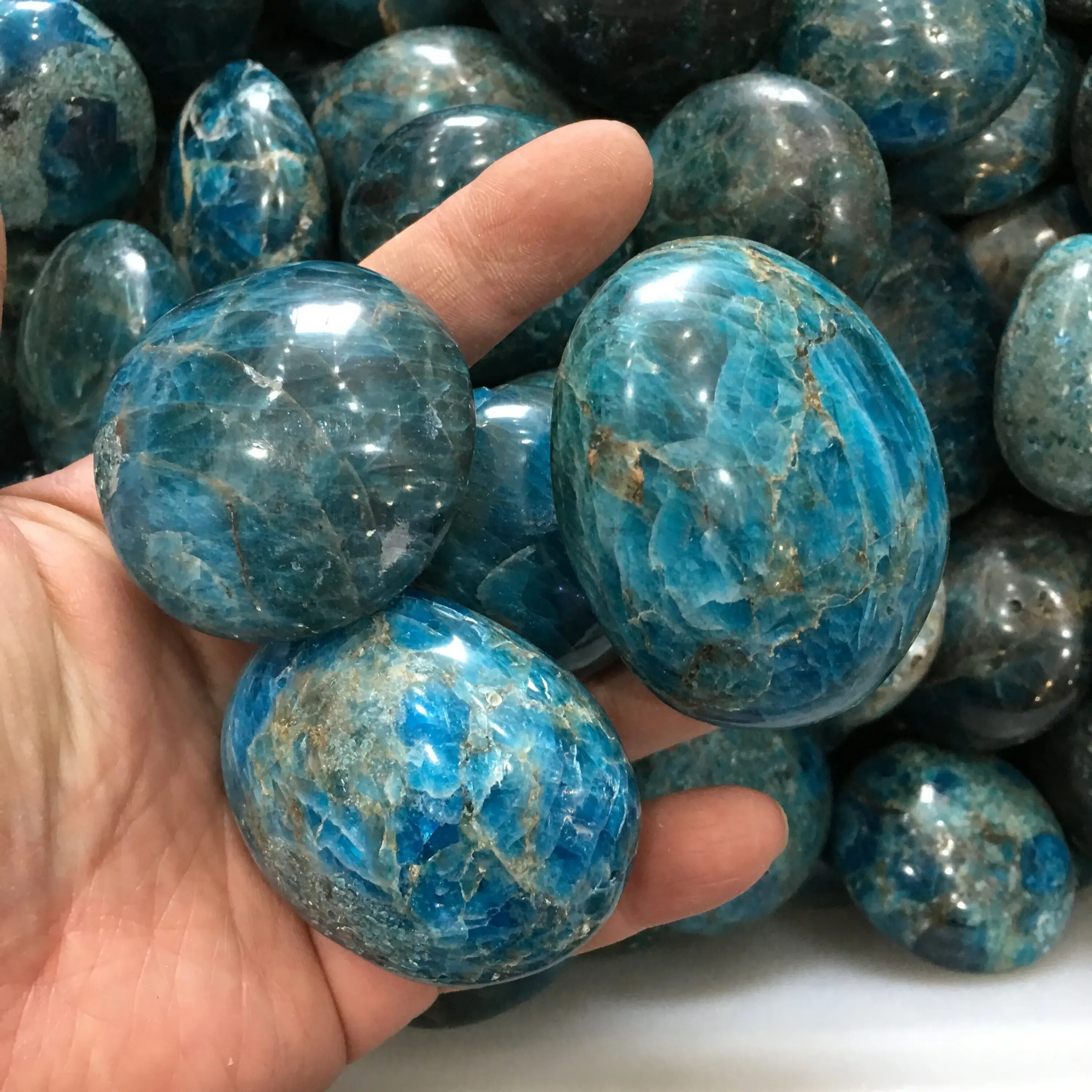 Минерал зелено голубого цвета. Голубой натуральный камень. Натуральные камни голубого цвета. Поделочные камни голубого цвета. Голубой непрозрачный камень.