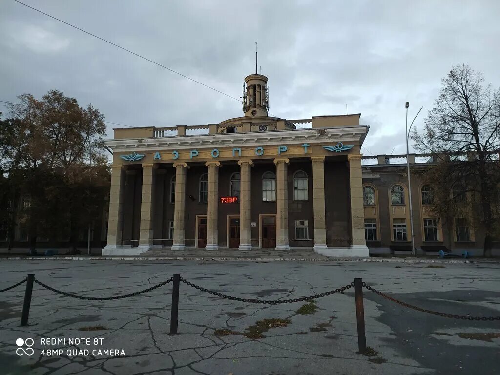 Городской аэропорт новосибирск. Аэропорт 2/2 Новосибирск. Аэропорт Северный Новосибирск. Памятник в аэропорту Новосибирска. Аэропорт Северный Новосибирск фото.