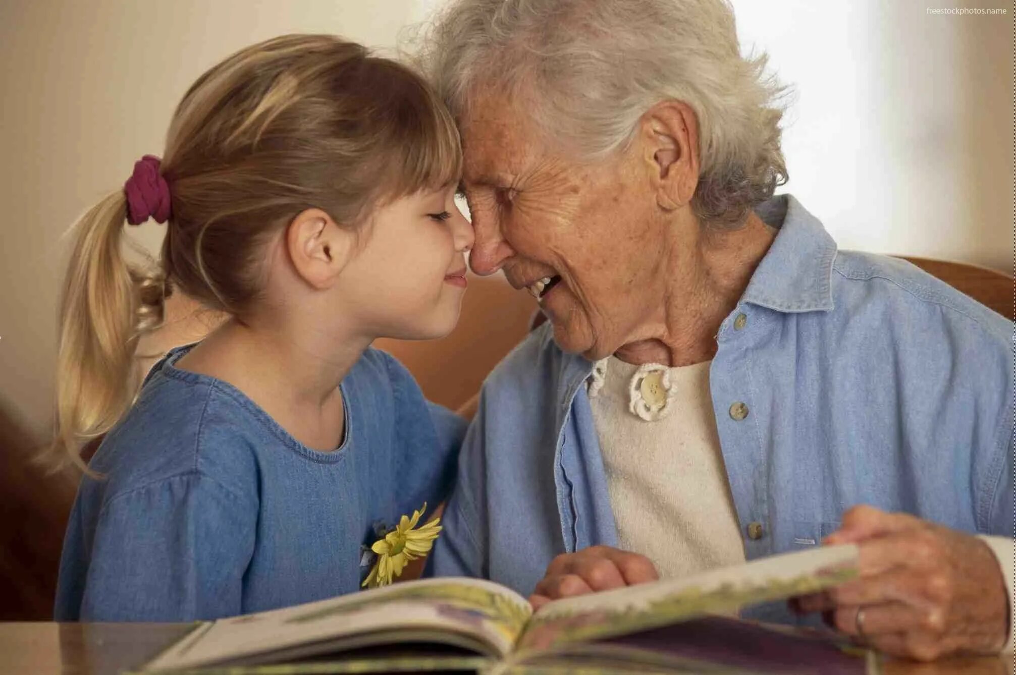 Grandma's love. Бабушка и внучка. Пожилые и дети. Пенсионеры с внуками. Бабушка и внуки.