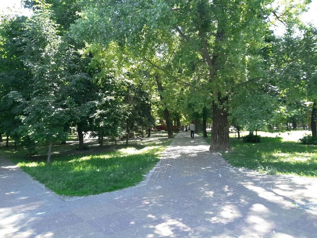 Парк героев гражданской. Парк на радищева курск. Парк героев гражданской. Парк бородино курск. Парк бородино курск.