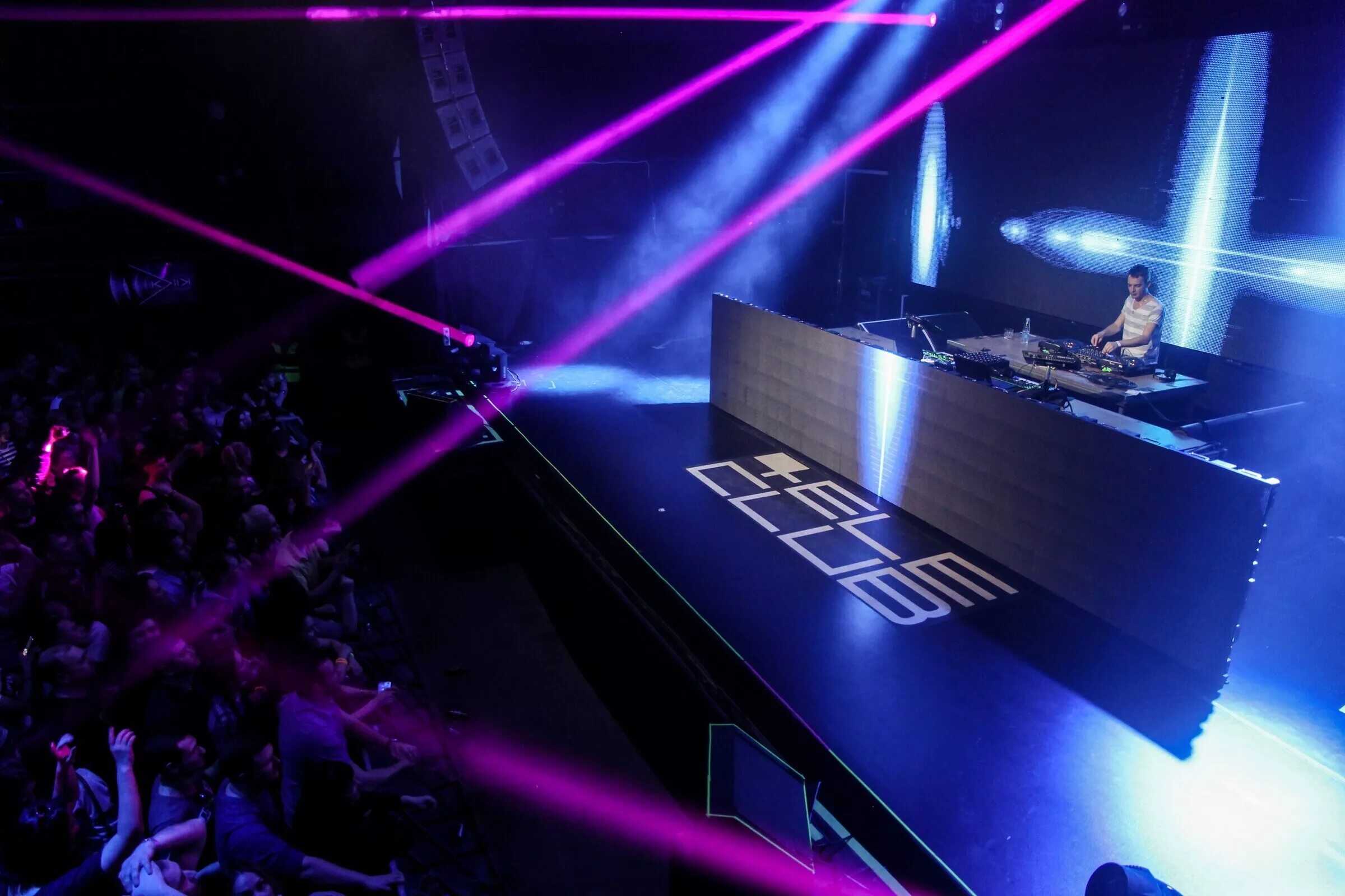Особенности концертного зала Tele-Club в Екатеринбурге, Карьерная улица, 16 - Ян