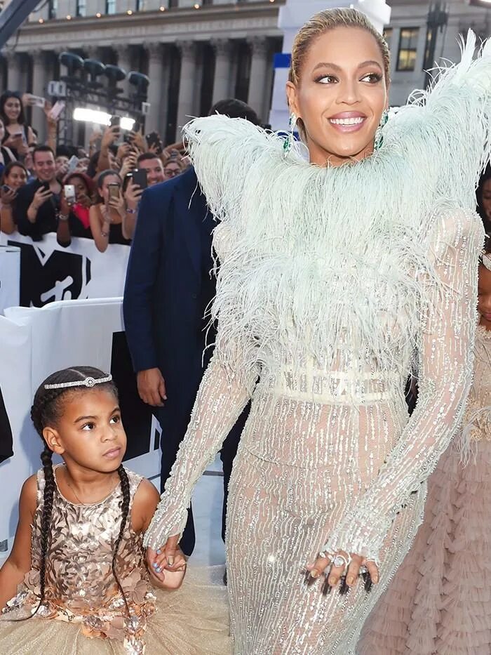 Beyonce daughter. Blue Ivy дочь Бейонсе. Бейонсе и Блю Айви. Дочь Бейонсе и Джей-зи. Бейонсе с дочкой 2022.