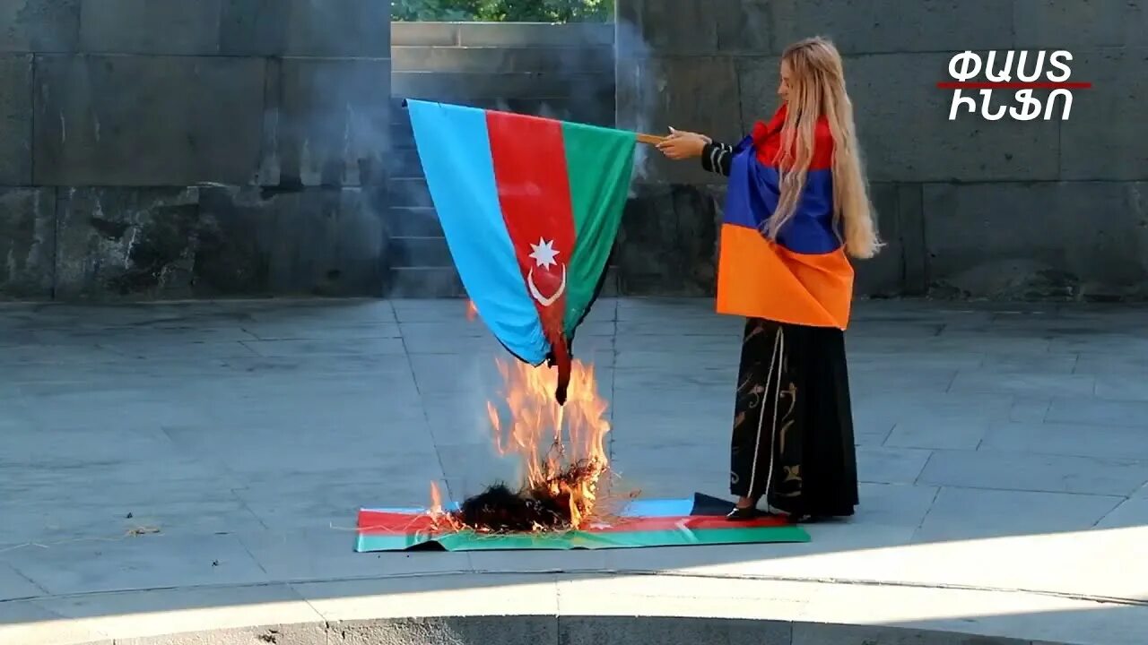 Армяне держат пост. Девочка с флагом Армении. Азербайджанцы флаг. Армяне флаг. Девушкамсмармянским флагом.