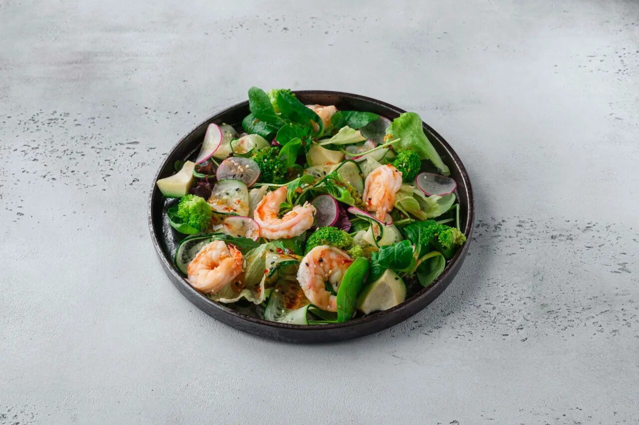 авокадо сыр креветки. авокадо с креветками. салат креветки, айсберг авокадо, черри. салат с морепродуктами и авокадо. креветочный коктейль с авокадо.