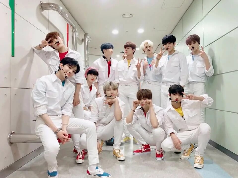 Зе бест кпоп группа. X1 группа kpop. Bts в москве 2014. X1 группа kpop. Ateez участники 2022.