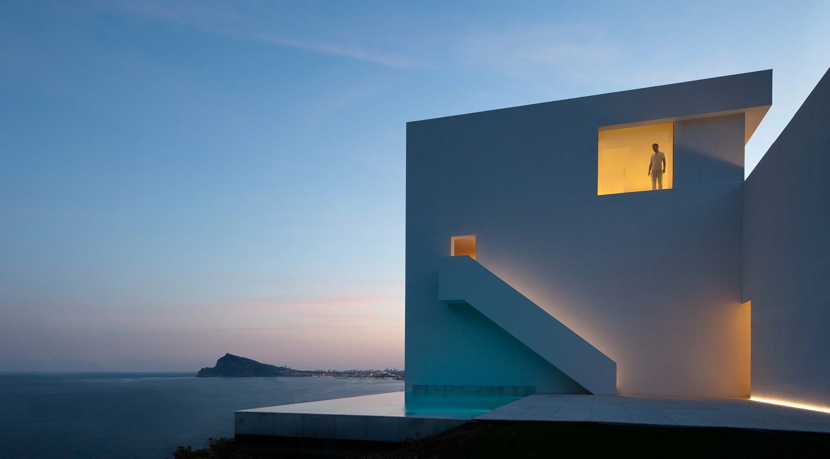 Минималистичные фото. Дом на скале (House on the Cliff) в Испании от fran Silvestre arquitectos.. Cliff House, Кальпе, Испания. Fran Silvestre дом на скале. Fran Silvestre arquitectos дом на скале план.