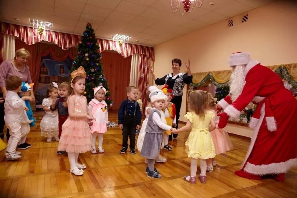 Новогодний утренник в детском саду. Новогодние утренники 1 младшая. Тематические вечера и утренники. Новогодний утренник СССР.