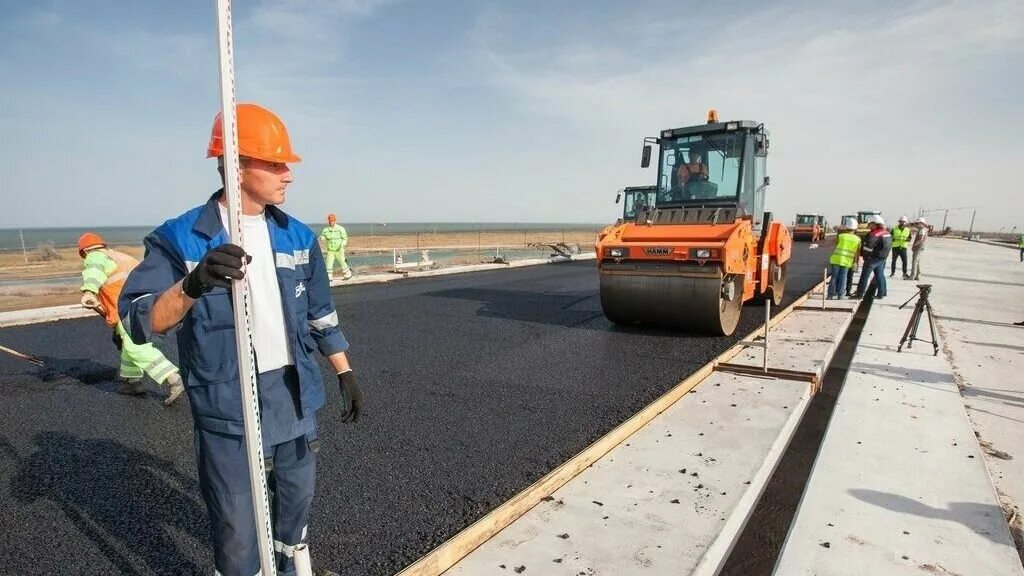 техник по дорогам. строительно-дорожные машины. дорожный рабочий. укладчик асфальтобетона. стройка дороги.