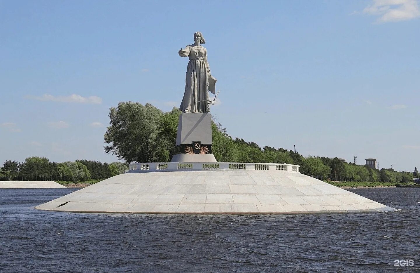 Монумент Волга-мать в Рыбинске. Монумент Волга Рыбинск. Рыбинск статуя мать-Волга. Родина мать Рыбинск.