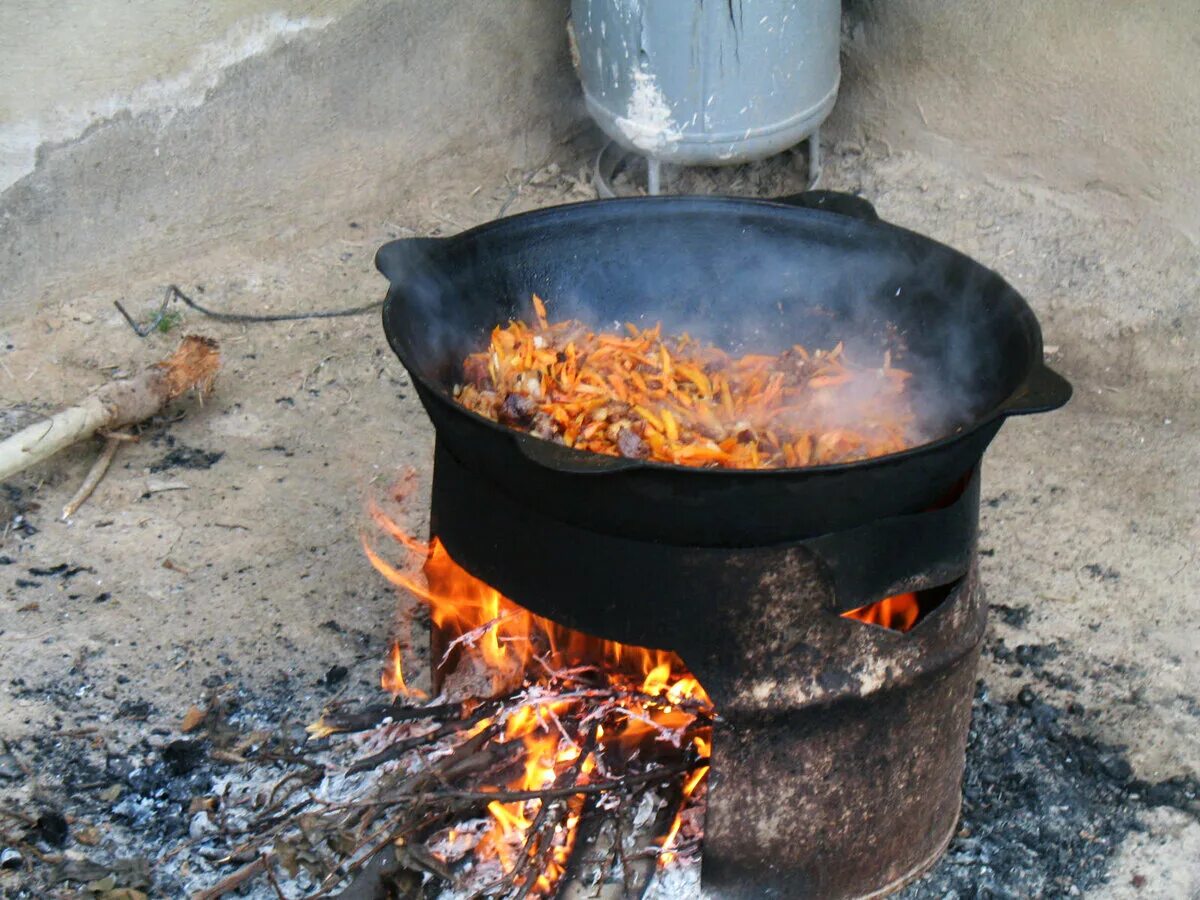 Хочу казан. Казан. Плов в казане. Печка для плова. Котел для приготовления плова.