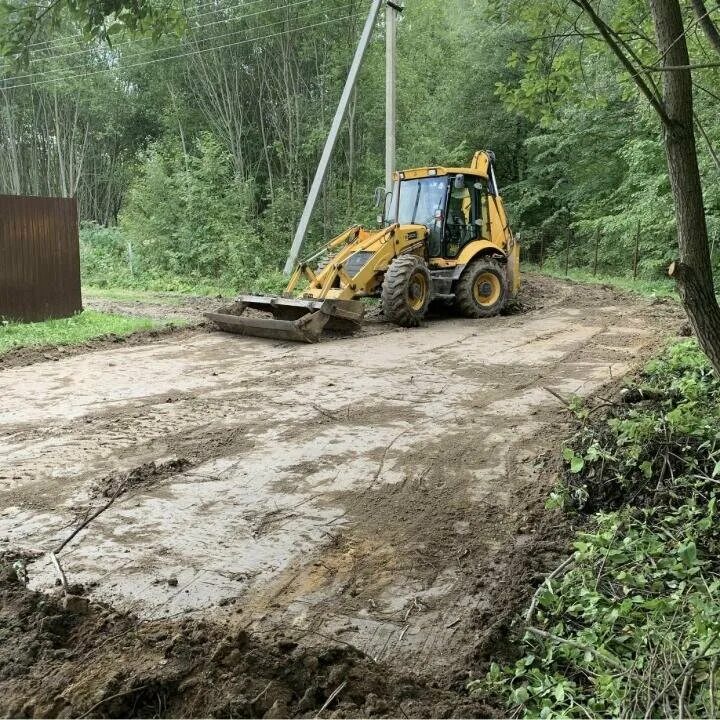 Экскаватор на участок. JCB 3cx планировка. Планировка участка экскаватором погрузчиком JCB. Трактор JCB планировка участка. JCB экскаватор планировка.