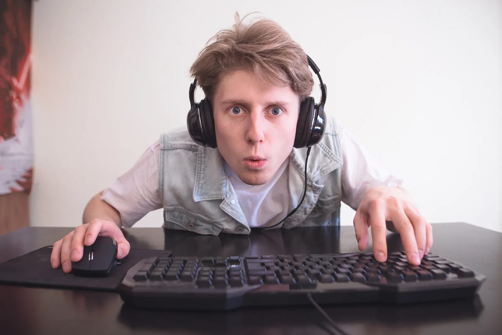 Лицо пк. Человек играющий в компьютерные игры. Подросток геймер. Подросток играет в компьютерные игры. Человек в наушниках за компьютером.