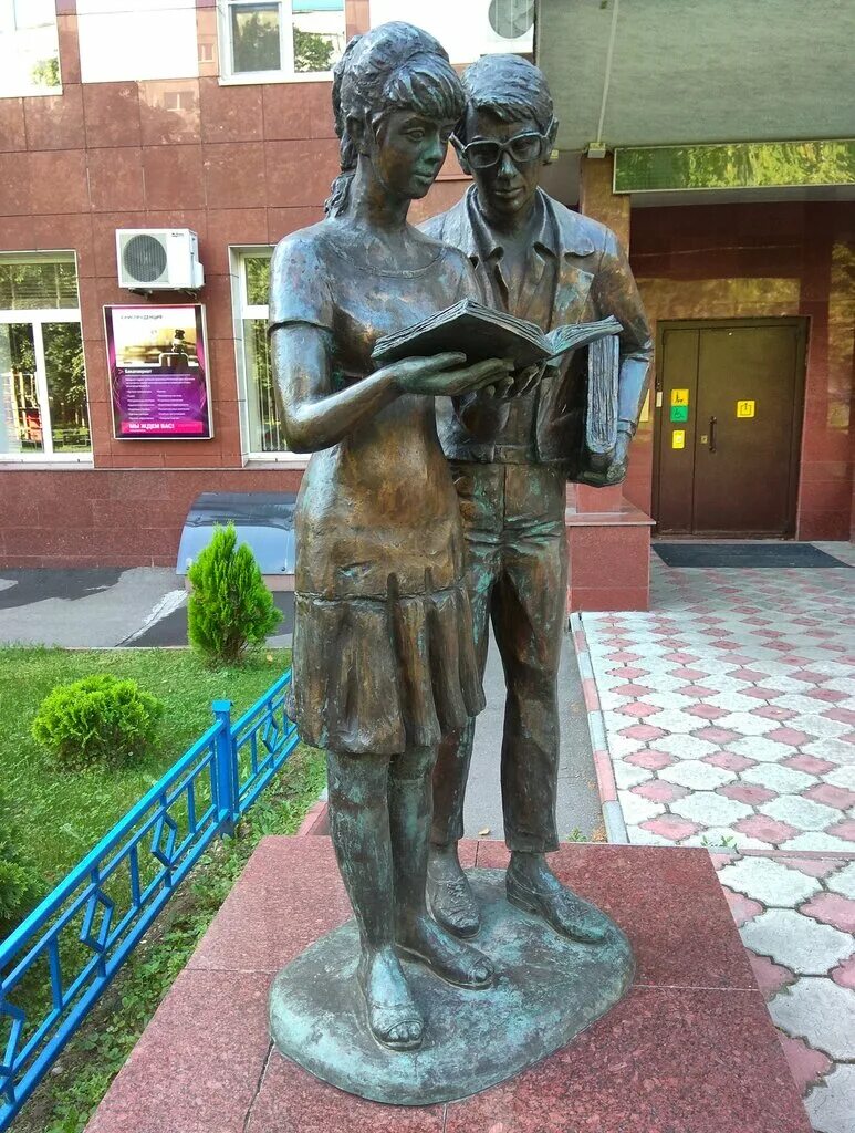 скульптура студентам шурику и лидочке рязань. памятник шурику и лиде в москве. памятники краснодарпаметник шурику. статуя шурика и лидочки краснодар. памятник шурику и лидочке в белгороде.