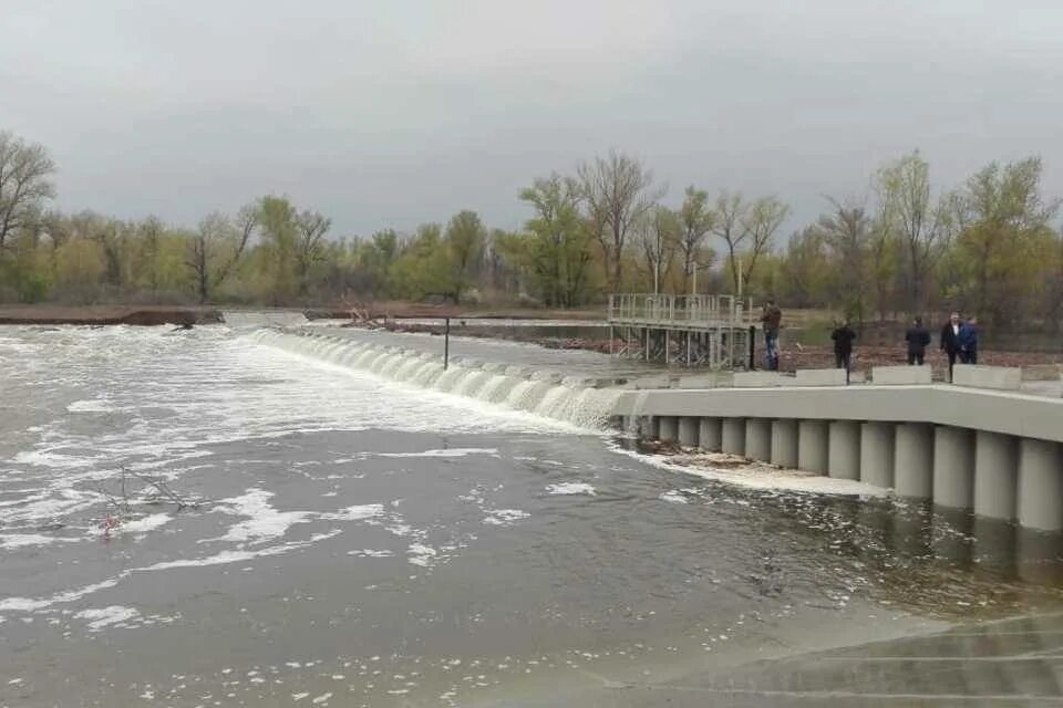 Сброс воды волгоградской гэс на апрель 2024. Волгоградская дамба Волгограде. Плотина на Ерике Каширин Волгоградская область. Дамба в Волгограде. Переливная дамба.