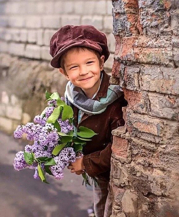 Пусть весной будет больше поводов для улыбки. Мальчик дарит девочке цветы. Мальчик с букетом цветов. Цвета для мальчиков. Мальчик с цветком.
