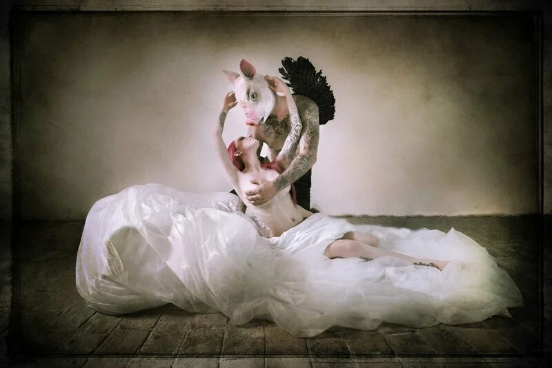 стиль авангард эпатаж в одежде. боди-арт. вивьен вествуд дизайнер. боди-арт. эпатаж в искусстве.