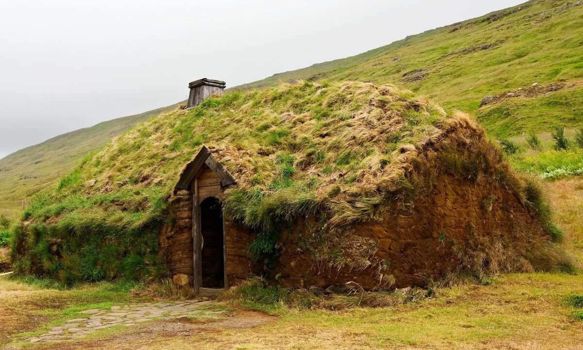 Деревянное зодчество древней руси дом крестьянина. Жилища славян любытино. Срубные избы древней руси. Как выглядит первый дом. Срубная изба хата в белоруссии.