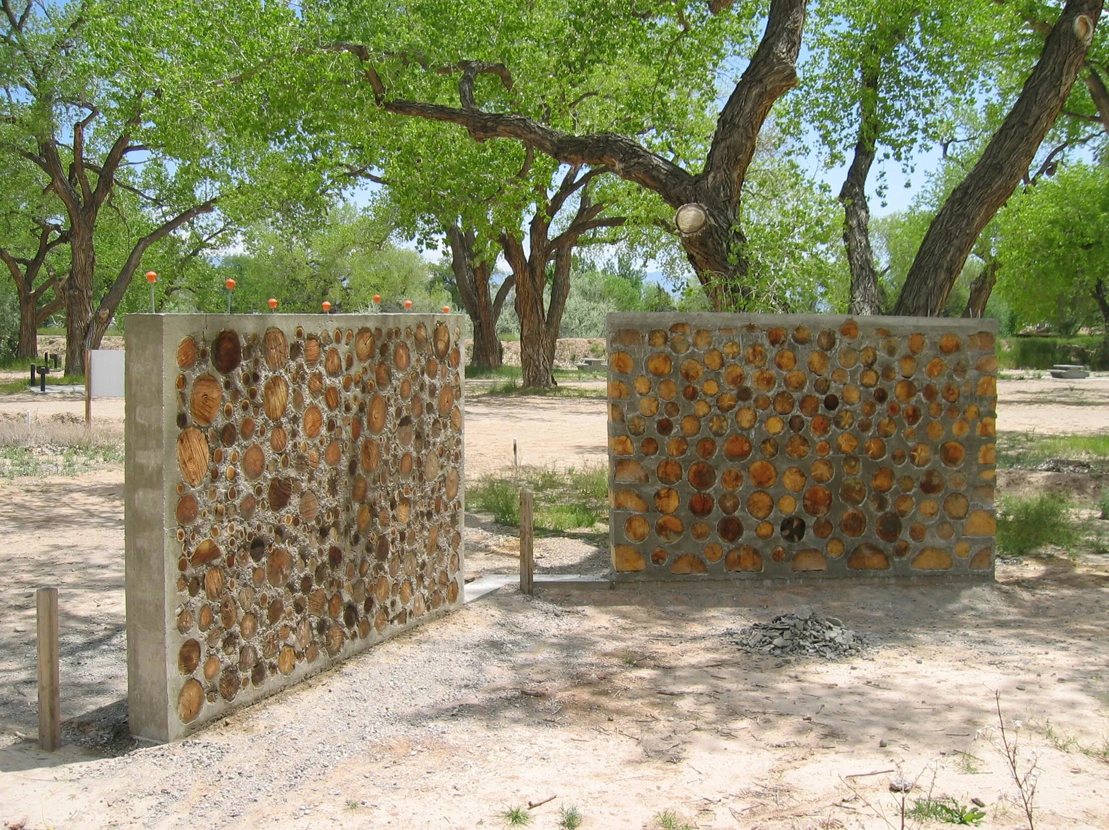 Отделка забора. Забор из глины и соломы. Cordwood забор. Забор архитектура. Глинобитный забор.
