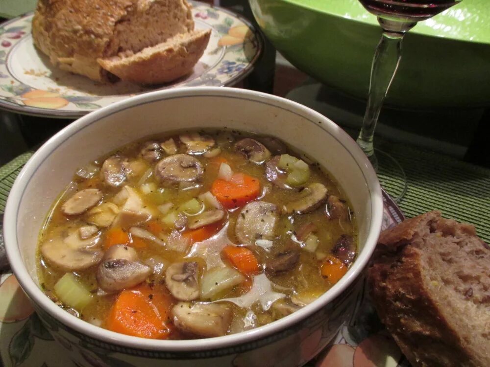 Суп с грибами и рисом. Суп рисовый с грибами. Суп курицей с грибами рисом. Суп с рисом и курицей.