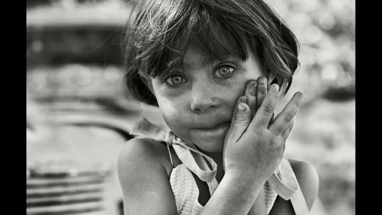 Мальчик со слезами на глазах. Слезы ребенка. Плачущая девочка. Дети войны.