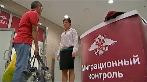 В аэропорту домодедово мигрантов ведут на депортацию