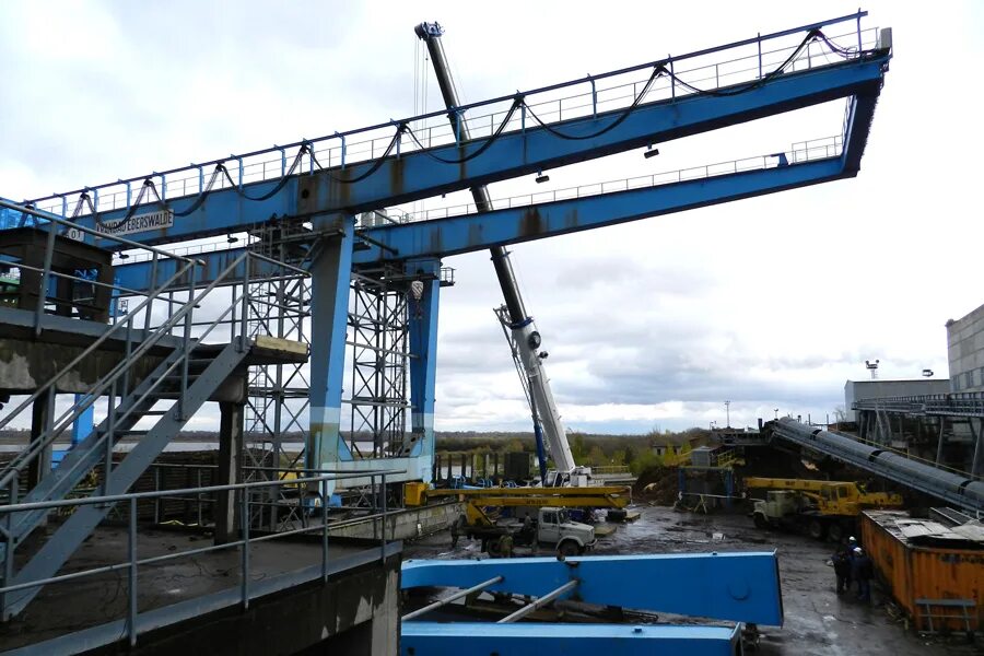 Мостовой кран 25 тонн. Разгрузка мостовых балок 33м. Демонтаж концевых балок мостового крана. Мостовой опорный кран 22,5 м. Монтаж двухбалочного крана.