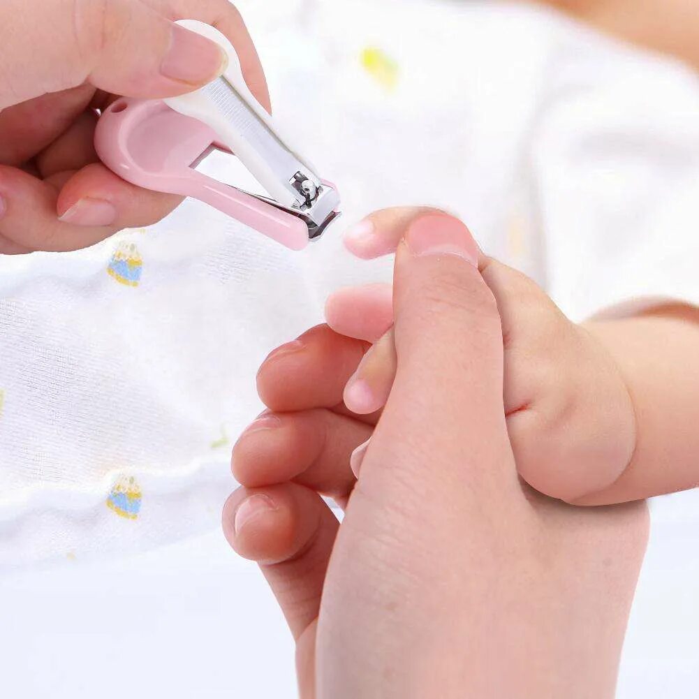 Когда можно подстригать ногти. Подстричь ногти новорожденному. Подстригаем ногти малышу. Ребенок подстригает ногти. Малышу стригут ногти.