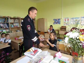 Дети сотрудника полиции в школу