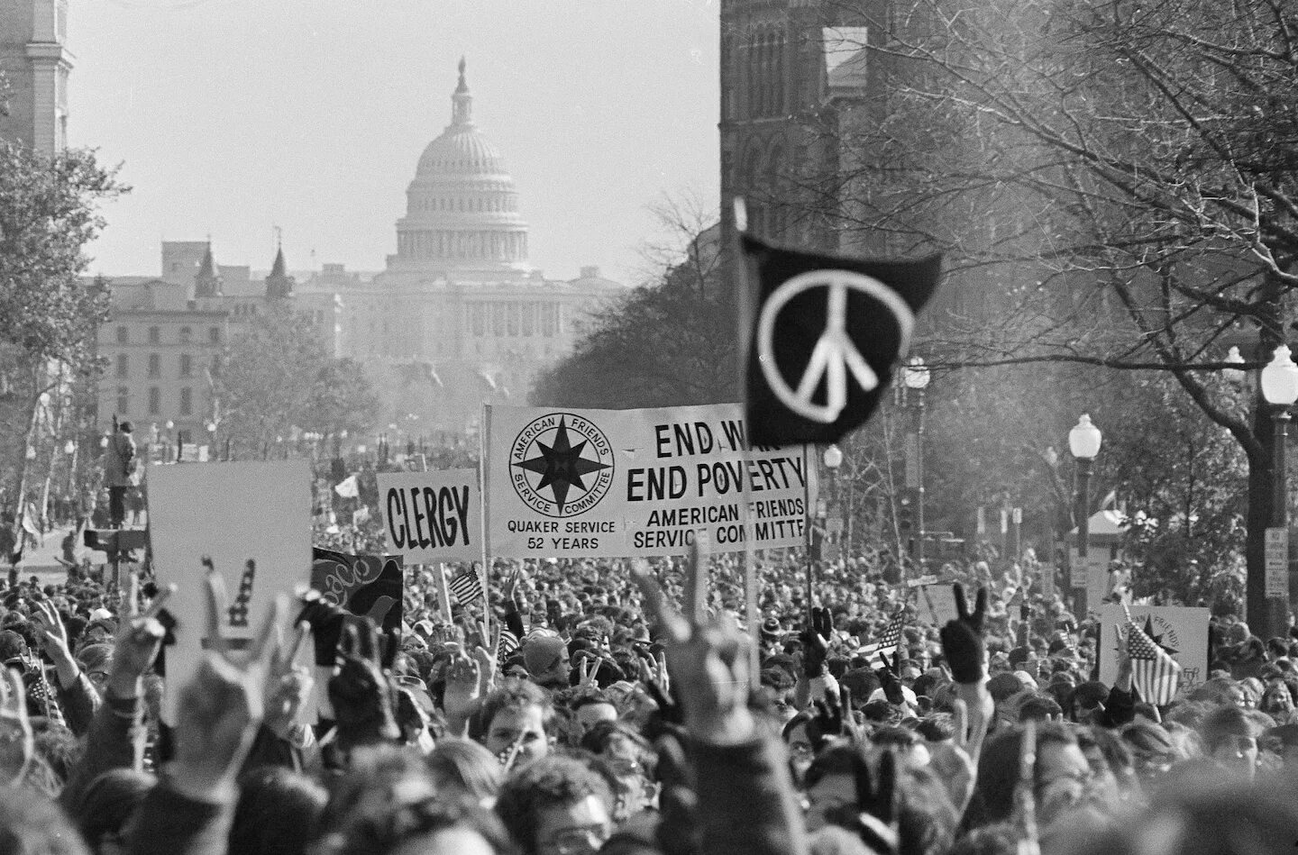 The people's movement. Хиппи против войны во Вьетнаме. Антивоенное движение в США против войны во Вьетнаме. Хиппи протестуют против войны во Вьетнаме. Протесты против войны во Вьетнаме 1968.