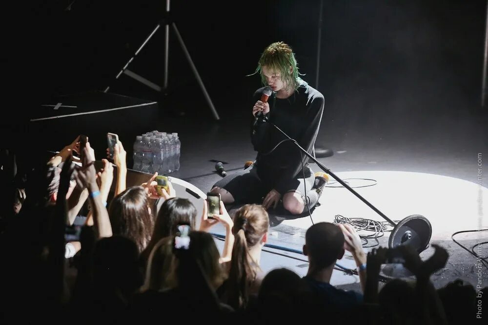 Crystal castles 3. Группа crystal castles 2003. crystal castles coachella. солистка кристал кастл. концерт кристал кастлес.