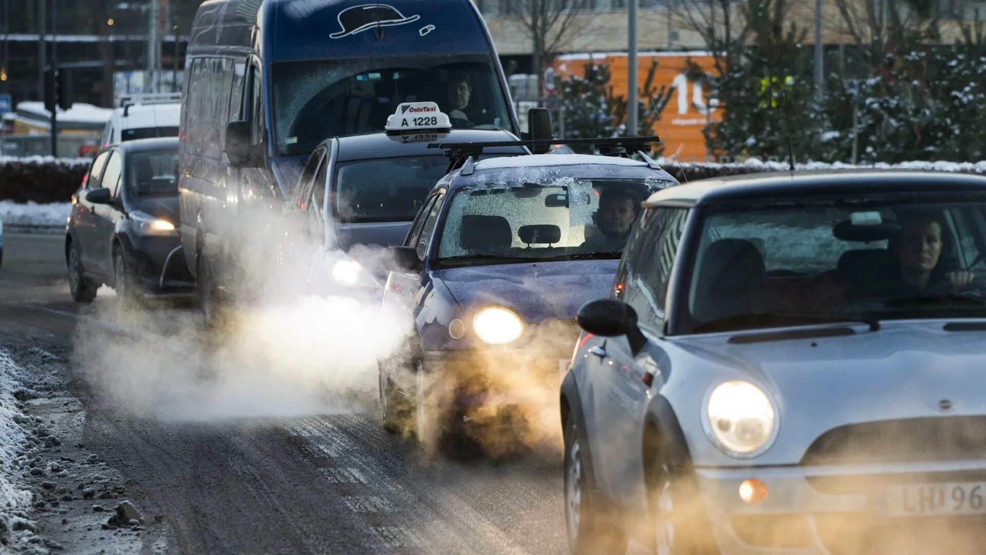 Загрязнение воздуха машинами. Загрязнение автотранспортом. Автомобильные выхлопы. Машины загрязняют воздух. Выхлопные газы автомобилей воздух