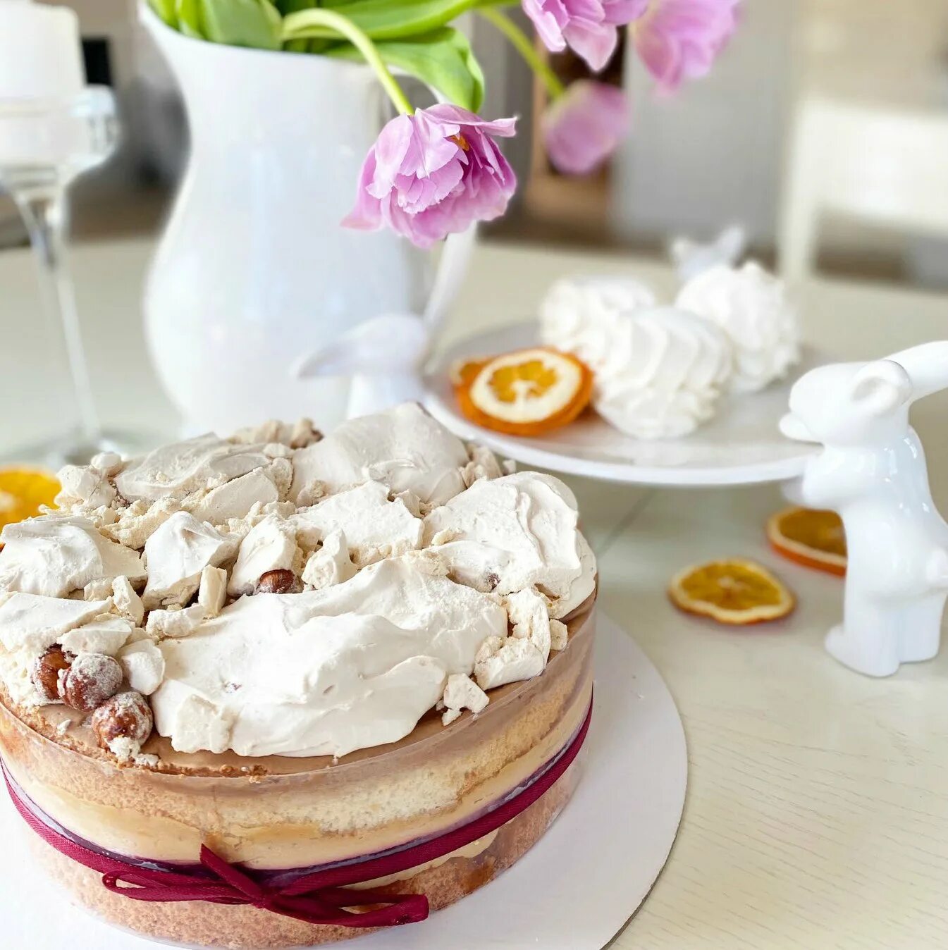 Кондитерская меренга. Торт "безе с фундуком" (Hazelnut Meringue Cake). Торт безе в магазине. Норвежский торт с меренгой. Кулич с безе.