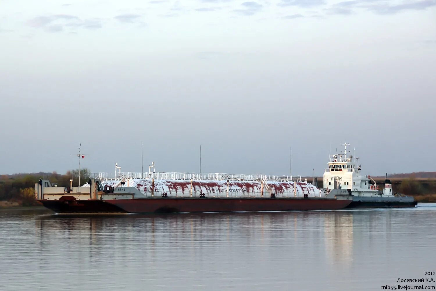 корабль seawise giant. судно идущее вниз. волга стар теплоход. команда гребцов. карское море северный морской путь.