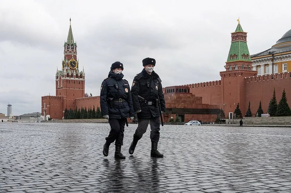 Зовет жить в москву. Красная площадь в апреле. Скины на красной площади. Гражданин России красная площадь. Люди на красной площади.