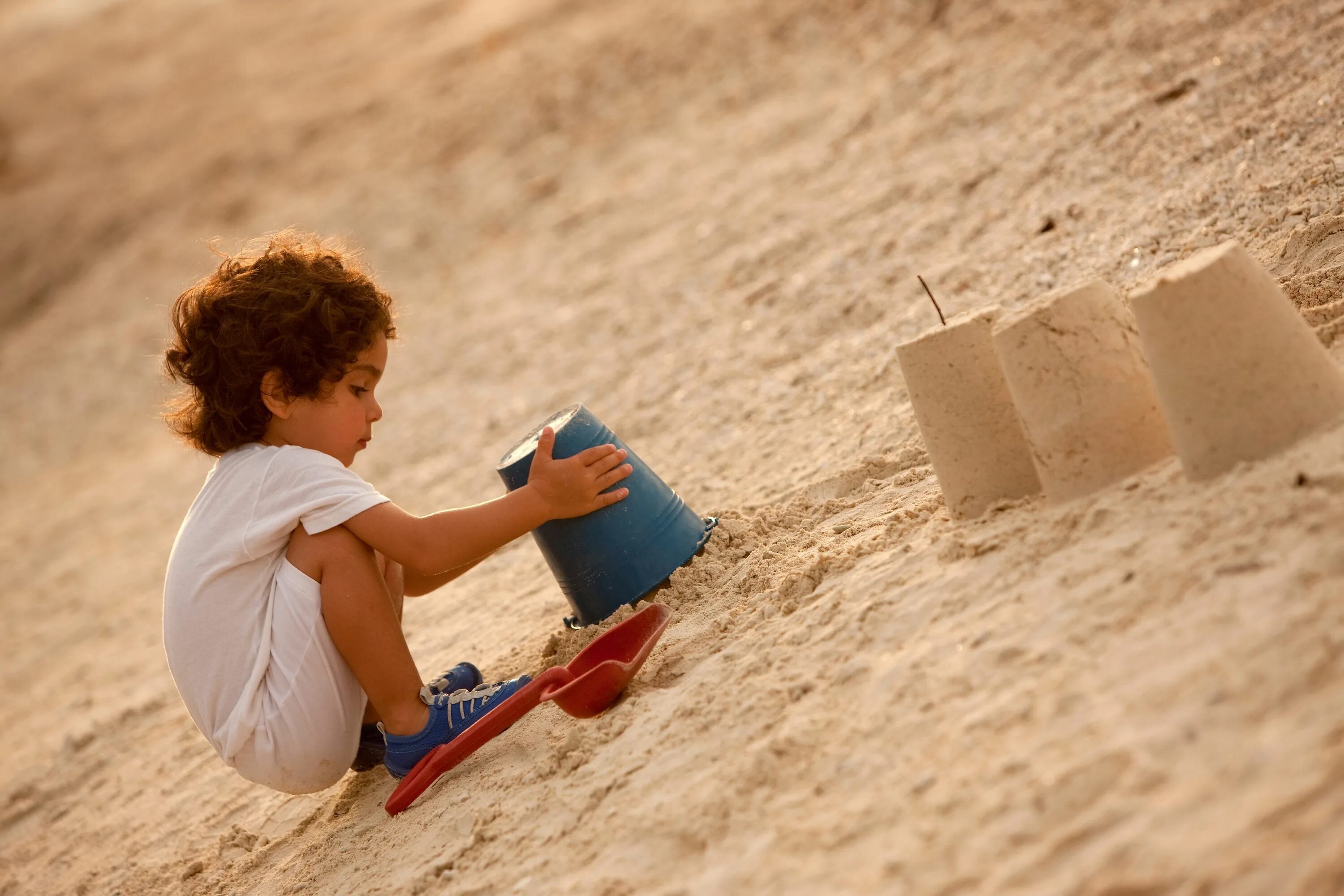 Make a sand castle. Песок для детей. Малыш в песочнице. Мальчик в песочнице. Дети строят из песка.