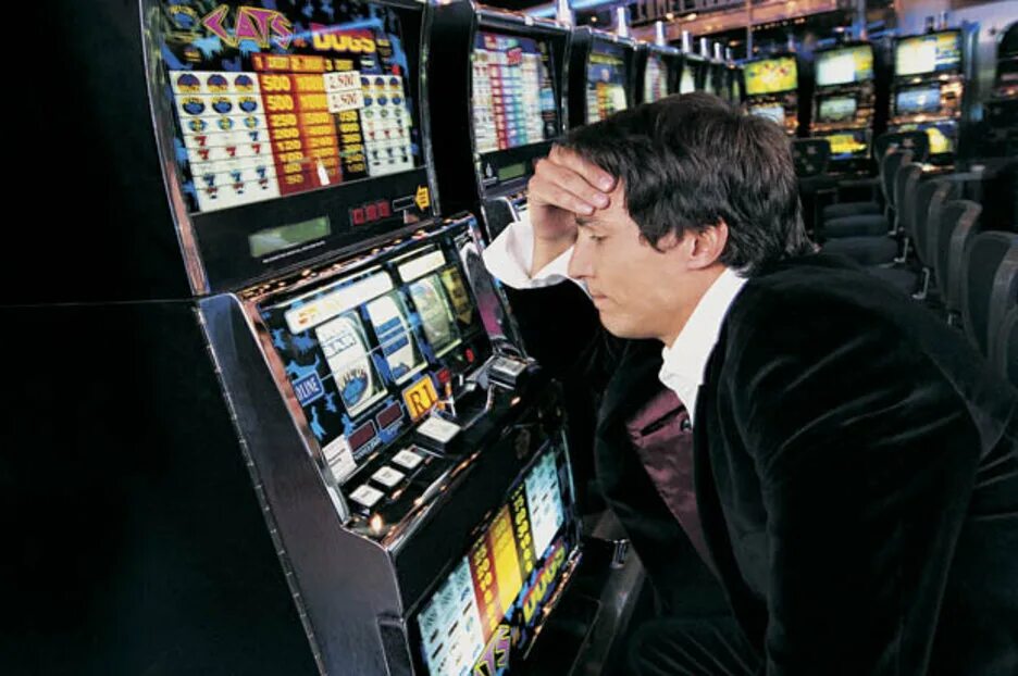 Мир игромании. Лудомания игровые автоматы. Игроман в автоматы. Проиграл в казино. Игровая зависимость от азартных игр.