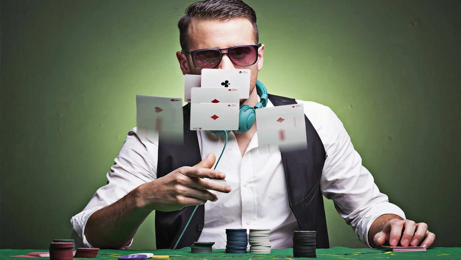 Наконец то игрок начинает играть. Новичок в покере. Робот играющий в Покер. Архитектор и Покер. Покеристы новички.