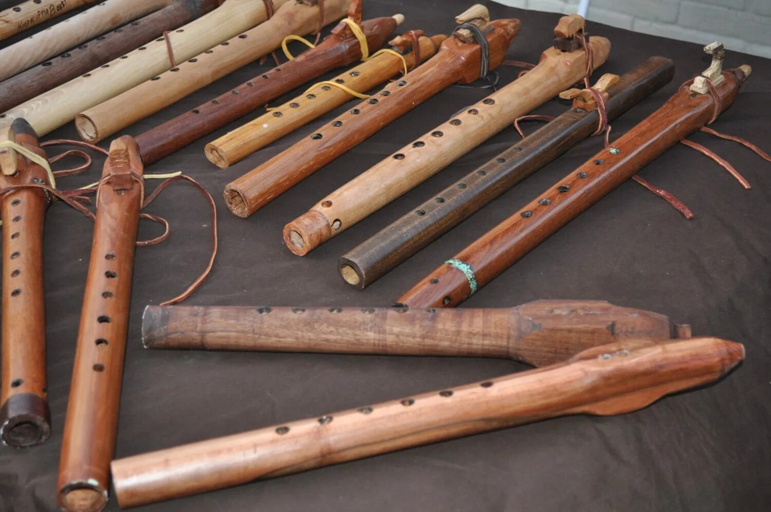 фонтан из трубы духового тубы. валторна духовой инструмент. кавказский духовой музыкальный инструмент. корнет и флюгельгорн разница. духовой инструмент 4.